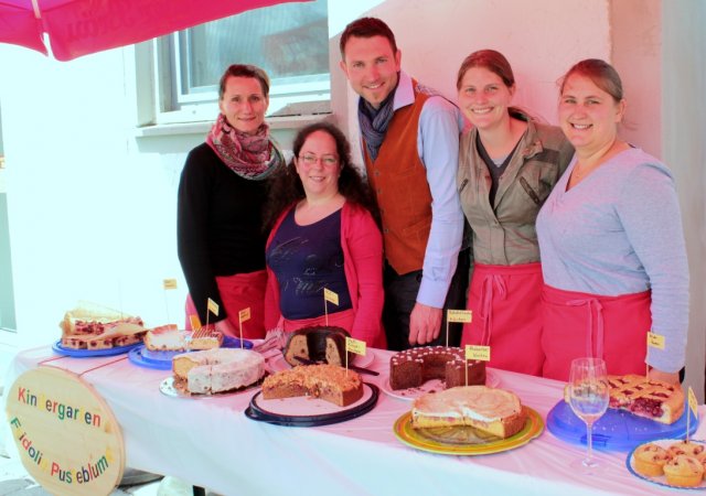 Kuchenverkauf bei Pasta Fino-Eröffnung in Zillham